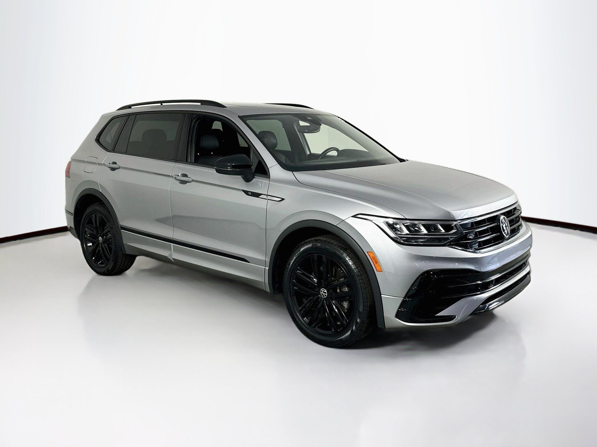 Used 2022 Volkswagen Tiguan SE R-Line FWD image 3