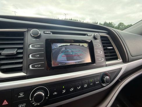 Used 2019 Toyota Highlander LE AWD/4WD image 21