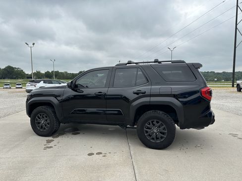 Used 2025 Toyota 4Runner SR5 AWD/4WD image 5