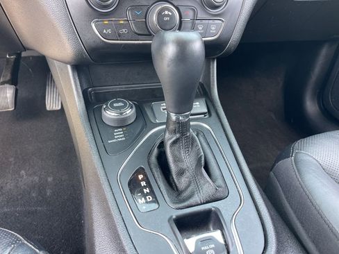 Used 2021 Jeep Cherokee Latitude Lux image 14