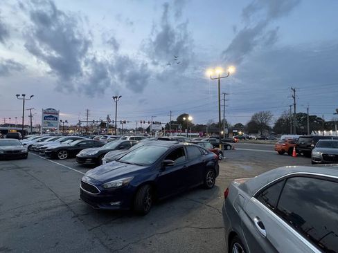 Used 2017 Ford Focus SEL image 12