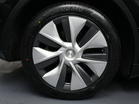 Used 2022 Tesla Model Y Long Range image 12