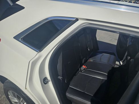 Used 2017 Cadillac XT5 Luxury w/ Driver Awareness Package image 18