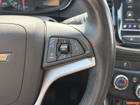 Used 2019 Chevrolet Trax LT w/ Sun & Sound Package FWD image 31
