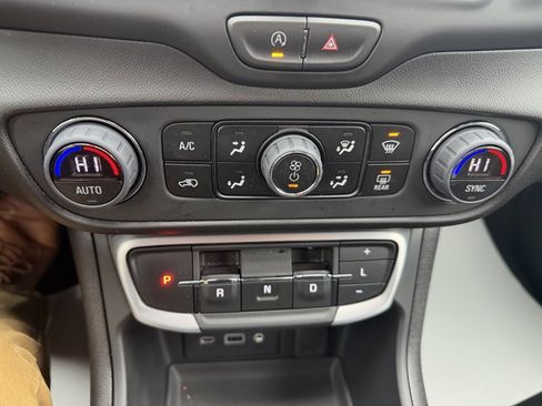 Used 2024 GMC Terrain SLE w/ Driver Convenience Package image 26