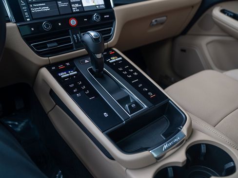 Certified 2025 Porsche Macan image 13