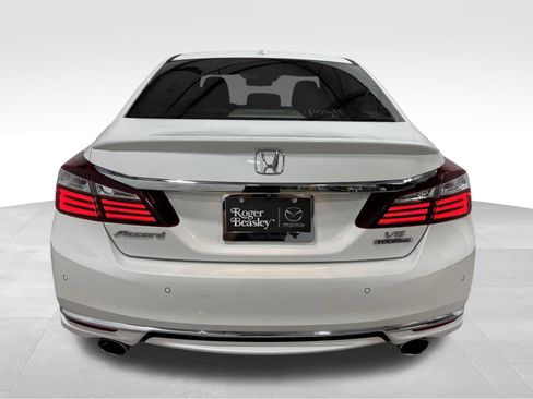 Used 2017 Honda Accord Touring image 7