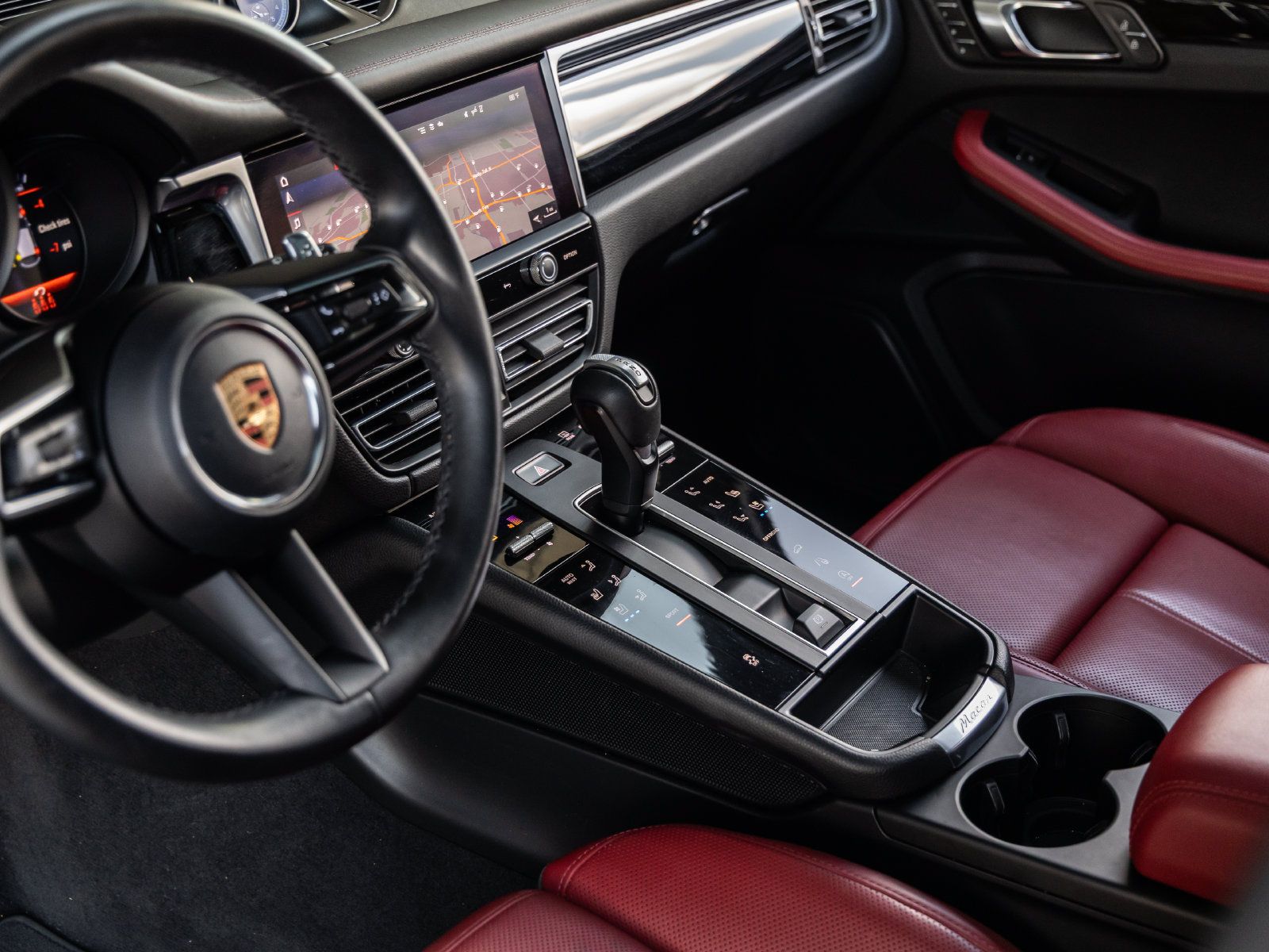 Certified 2023 Porsche Macan AWD/4WD image 28