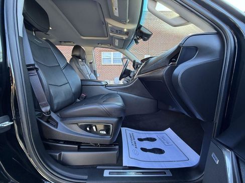 Used 2017 Cadillac Escalade Luxury image 18