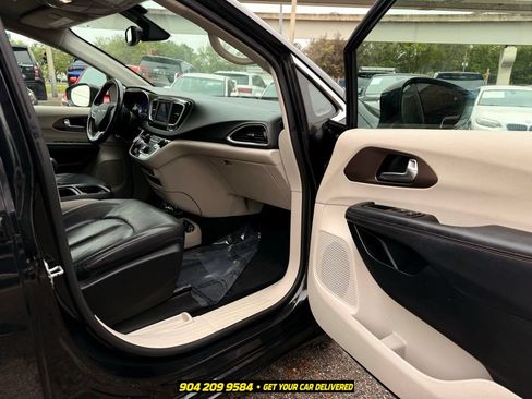 Used 2019 Chrysler Pacifica Touring-L FWD image 30