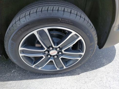Used 2023 GMC Acadia SLT w/ Technology Package FWD image 13