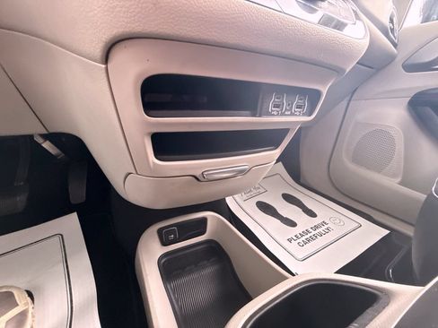 Used 2024 Chrysler Pacifica Touring-L FWD image 19