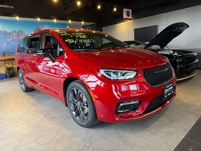 New 2026 Chrysler Pacifica Select