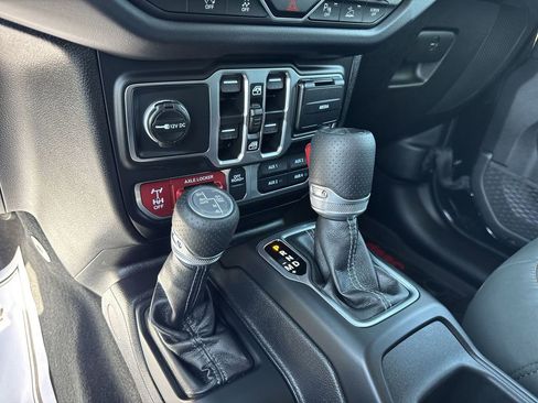 Used 2025 Jeep Gladiator Mojave AWD/4WD image 20