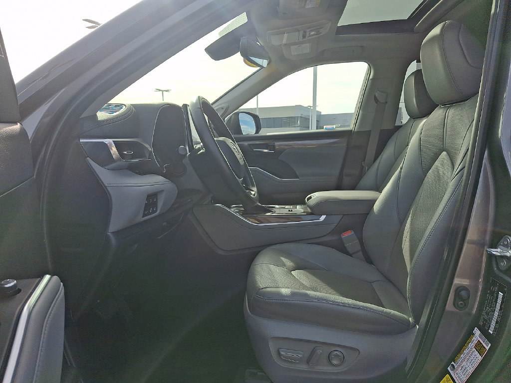 Certified 2022 Toyota Highlander Limited AWD/4WD image 13