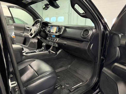 Used 2018 Toyota Tacoma TRD Sport image 41