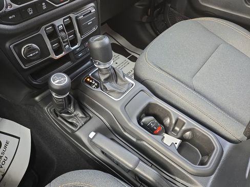 Used 2025 Jeep Gladiator Sport image 24