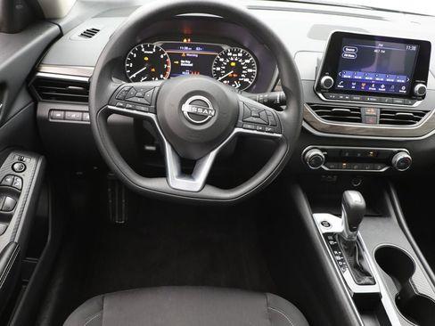 Used 2025 Nissan Altima 2.5 SV FWD image 12