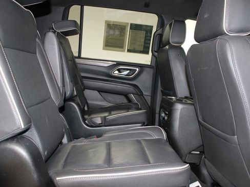 Used 2023 Chevrolet Suburban Premier image 34