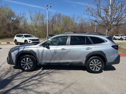Used 2025 Subaru Outback Premium AWD/4WD image 4
