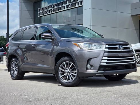 Used 2019 Toyota Highlander XLE AWD/4WD image 3