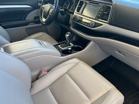 Used 2018 Toyota Highlander XLE AWD/4WD image 16