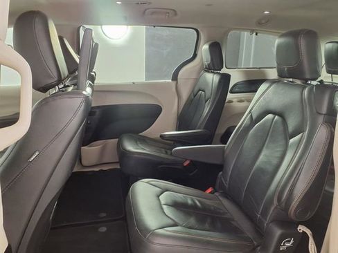 Used 2017 Chrysler Pacifica Touring-L Plus w/ Tire & Wheel Group FWD image 17