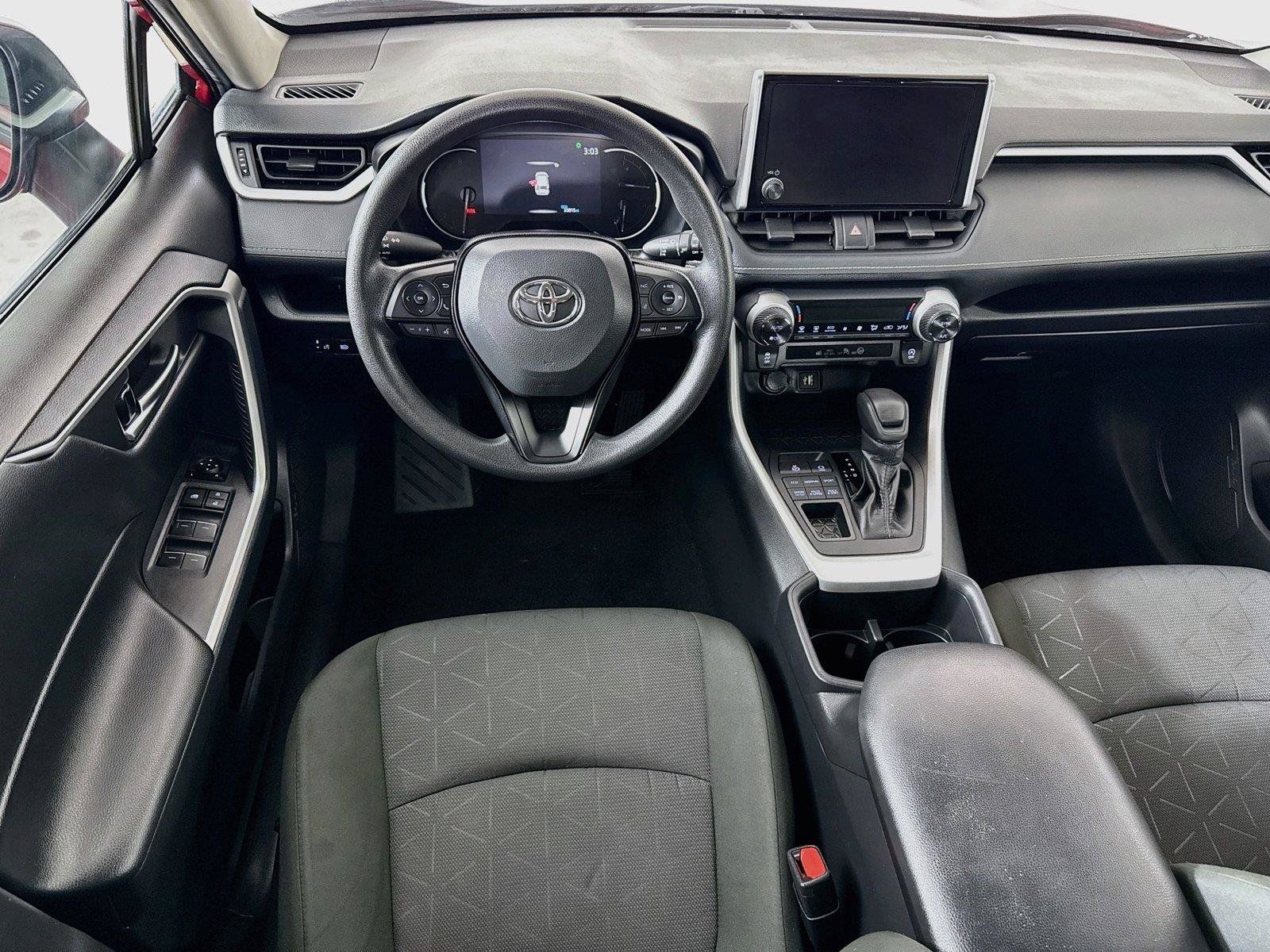 Used 2025 Toyota RAV4 XLE AWD/4WD image 2