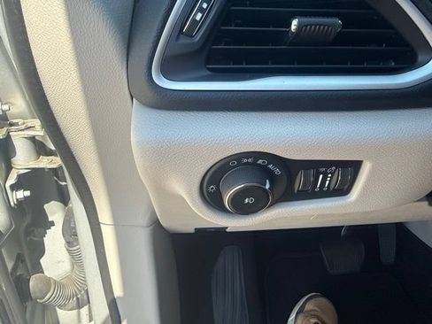 Certified 2024 Chrysler Pacifica Touring-L FWD image 16