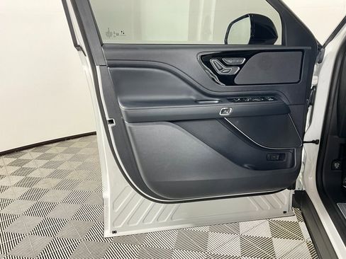 Used 2025 Lincoln Aviator Premiere image 18