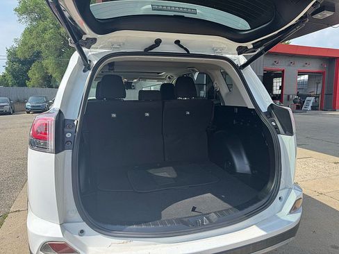 Used 2018 Toyota RAV4 XLE AWD/4WD image 9