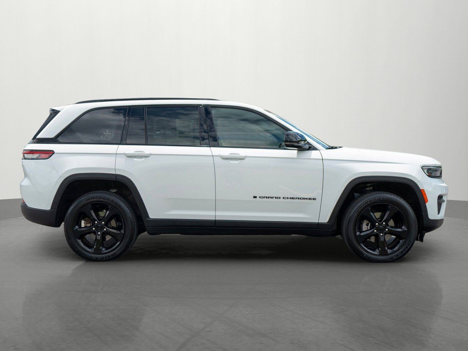 Used 2023 Jeep Grand Cherokee Altitude AWD/4WD image 8