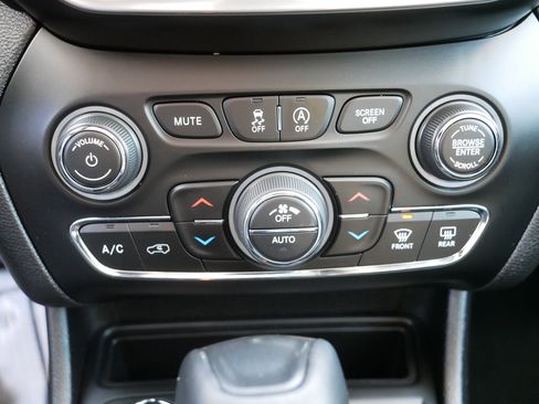 Used 2021 Jeep Cherokee Trailhawk image 23