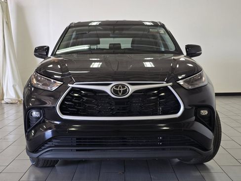 Certified 2025 Toyota Highlander LE FWD image 9