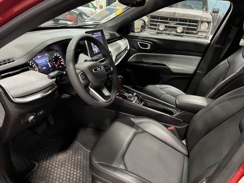 Certified 2025 Jeep Compass Latitude w/ Sun & Sound Group AWD/4WD image 9
