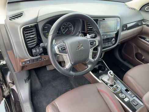 Used 2018 Mitsubishi Outlander SEL image 3