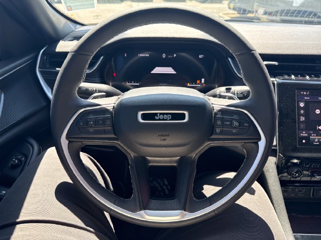 Used 2023 Jeep Grand Cherokee Altitude RWD image 9