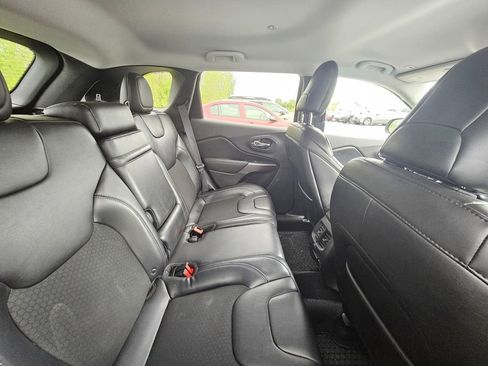 Used 2019 Jeep Cherokee Latitude Plus w/ Comfort/Convenience Group AWD/4WD image 5