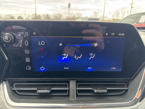 Used 2025 Chevrolet Trax LT w/ LT Convenience Package image 19