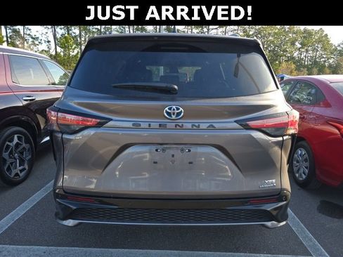 Used 2021 Toyota Sienna XSE image 4