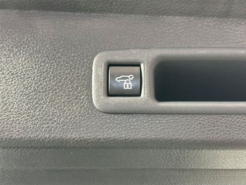 Certified 2025 Toyota Sienna XLE FWD image 39