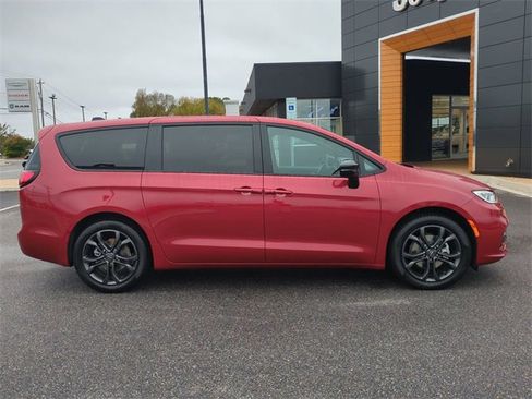 New 2026 Chrysler Pacifica Select image 3