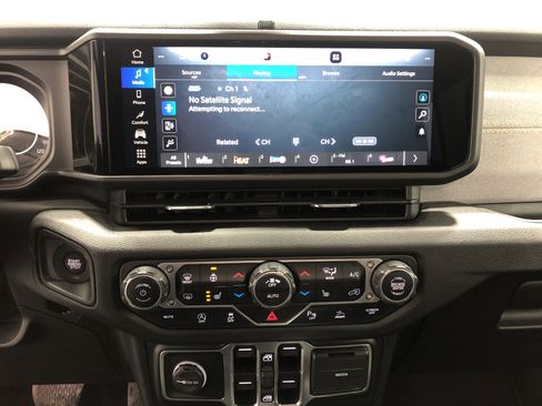 Used 2025 Jeep Wrangler Sport S image 23