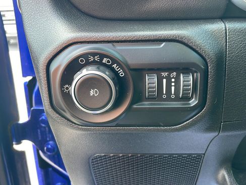 Used 2020 Jeep Wrangler Unlimited Sahara AWD/4WD image 12
