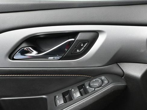 Used 2021 Chevrolet Traverse LT image 19