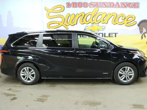 Used 2021 Toyota Sienna Limited FWD image 1