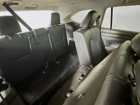 Certified 2022 Toyota Highlander XLE image 27