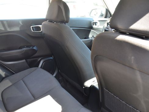 Used 2022 Hyundai Venue SE image 19