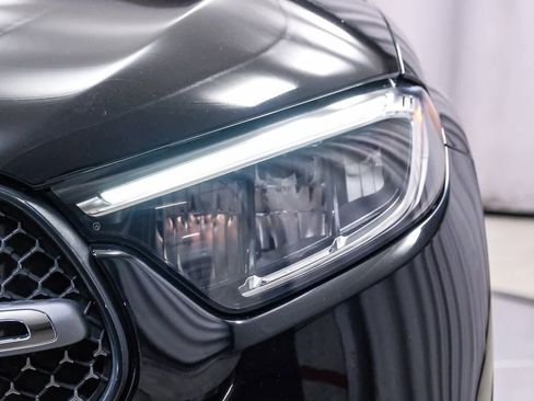 Used 2025 Mercedes-Benz GLC 300 4MATIC image 12