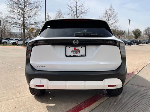 Used 2025 Nissan Kicks SV image 7